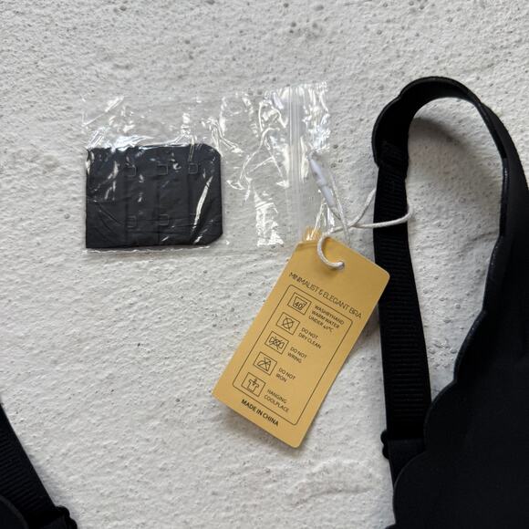 Quttlzze Black Deep V Seamless Wireless Bralette, Size Medium - Picture 2 of 5